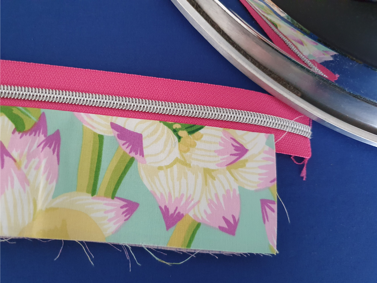 Kaffe Fassett colorful, round Zipper Bag BERNINA